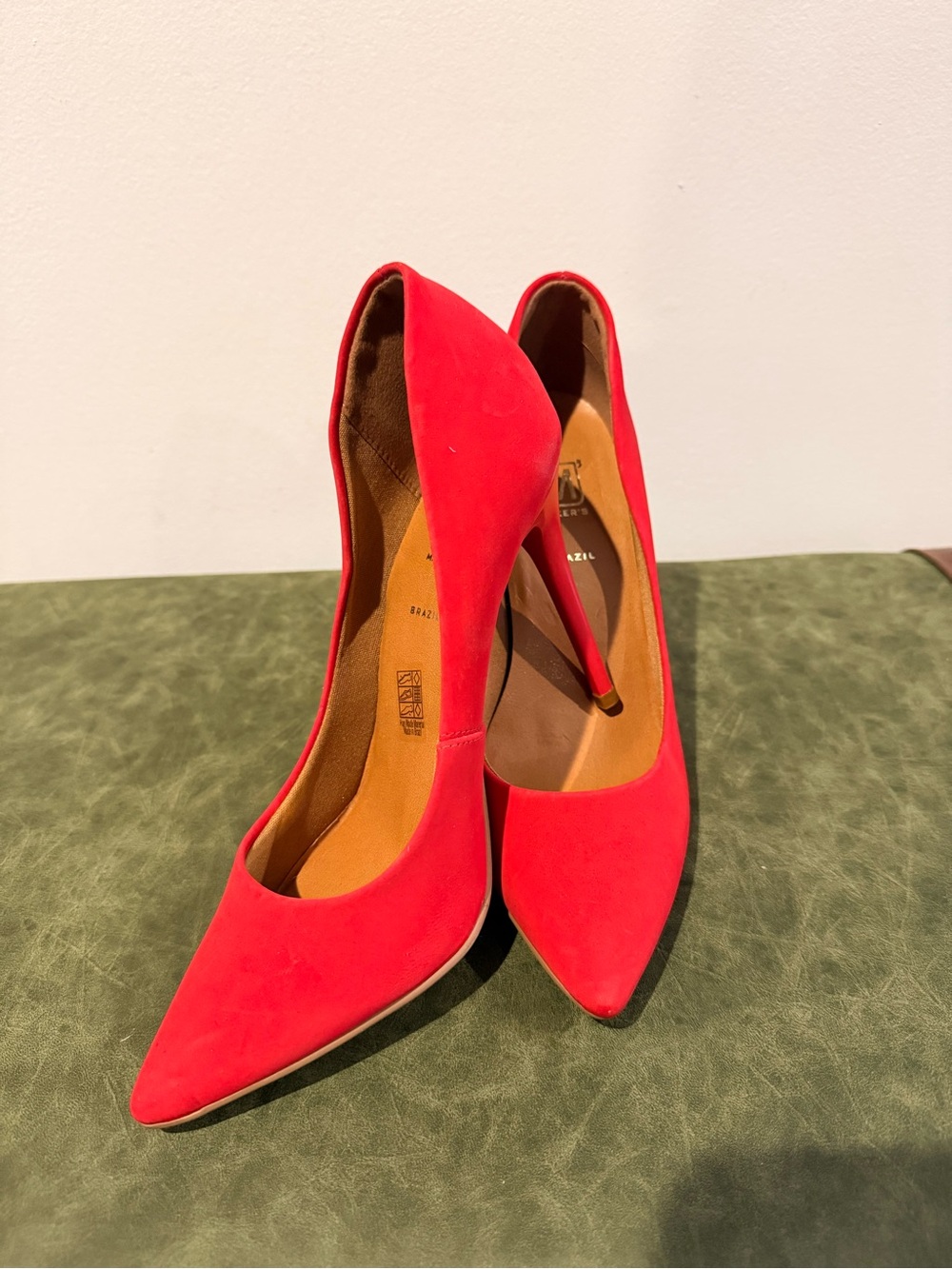 Classic Red Pointed-Toe High Heels - Picture 2 of 7